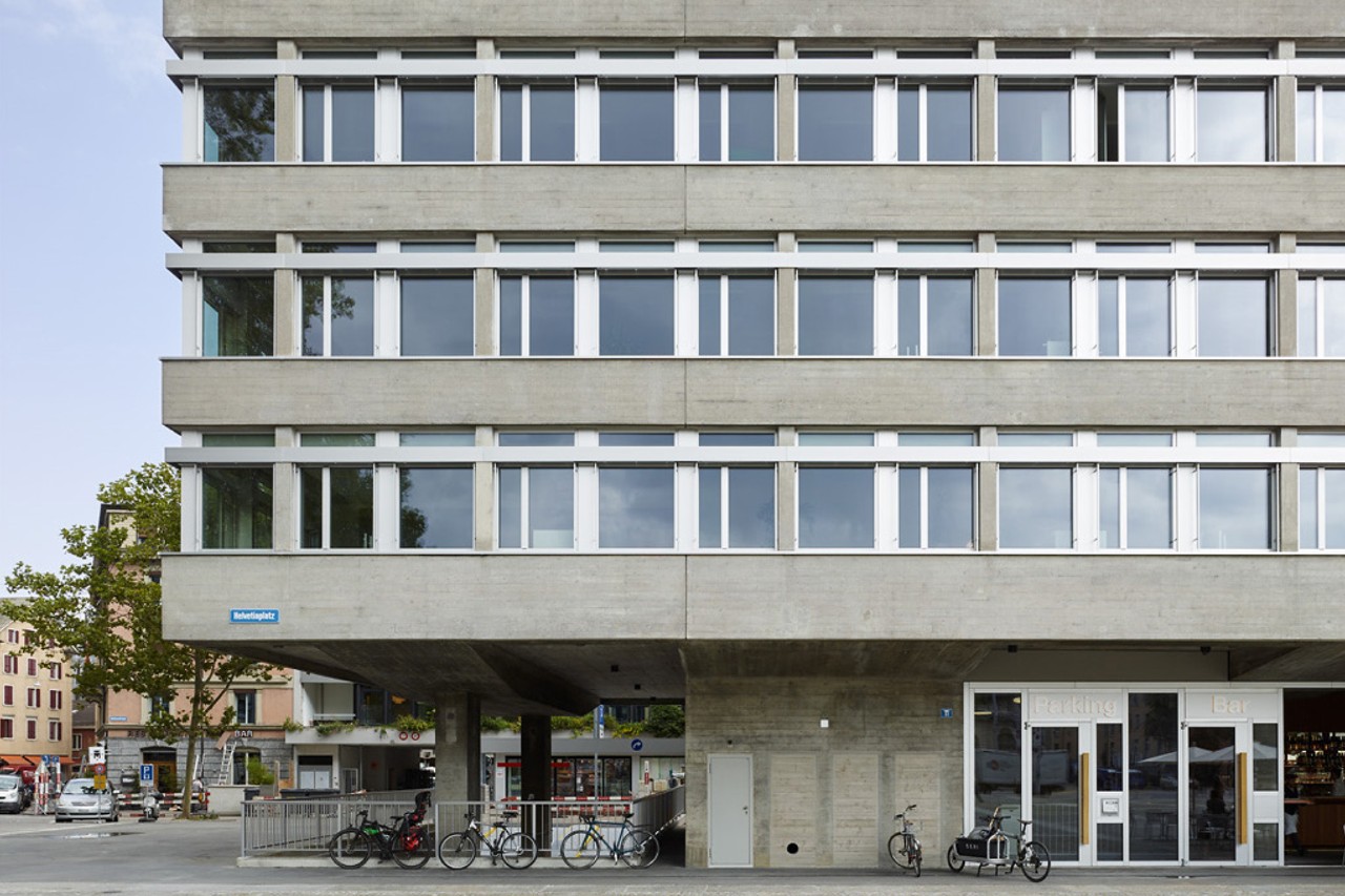 Beim Amtshaus Helvetiaplatz wurden die Fassaden ertüchtigt und eine Photovoltaik-Anlage auf dem Dach installiert, ohne den Ausdruck im Stil des «Béton brut» (Bild: Georg Aerni, Zürich). 